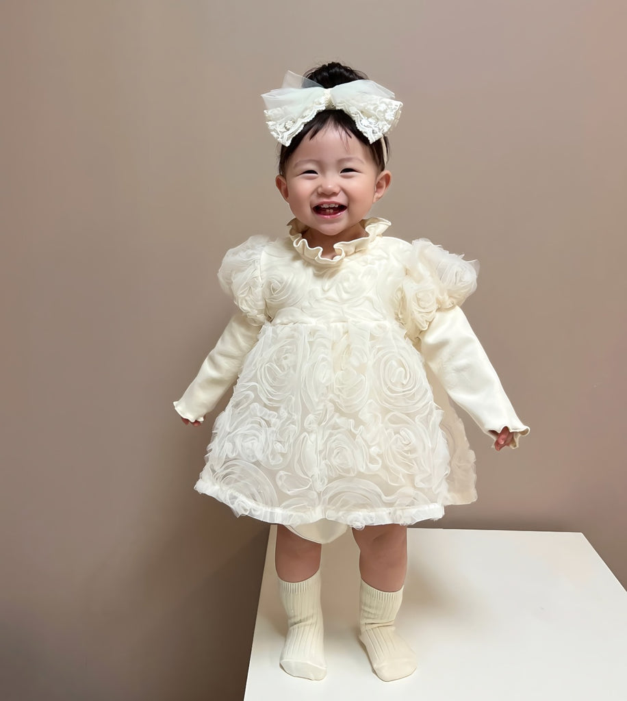 Elegant ivory blomsterkjole/body til baby med lange ærmer (0-18 mdr.)
