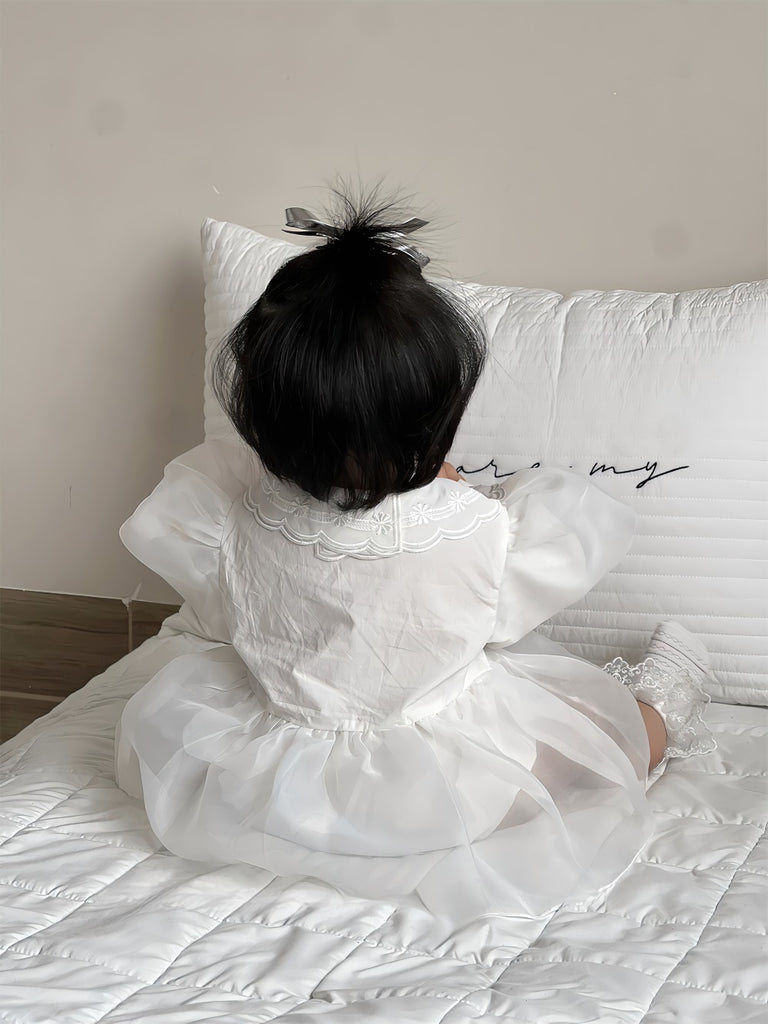 Elegant hvid baby body/kjole med puffede ærmer og broderet krave(0-18mdr.)