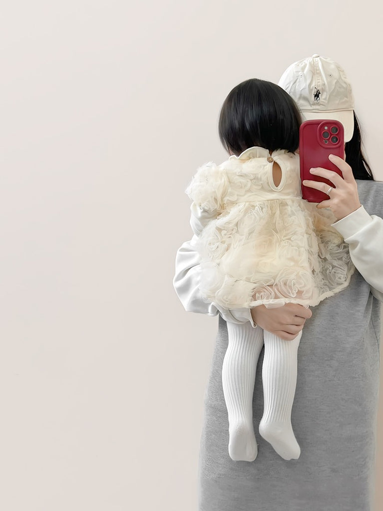 Elegant ivory blomsterkjole/body til baby med lange ærmer (0-18 mdr.)