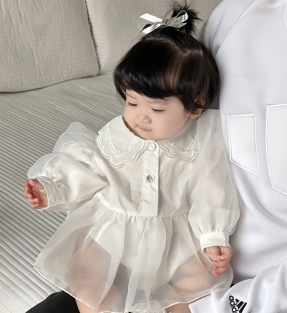 Elegant hvid baby body/kjole med puffede ærmer og broderet krave(0-18mdr.)