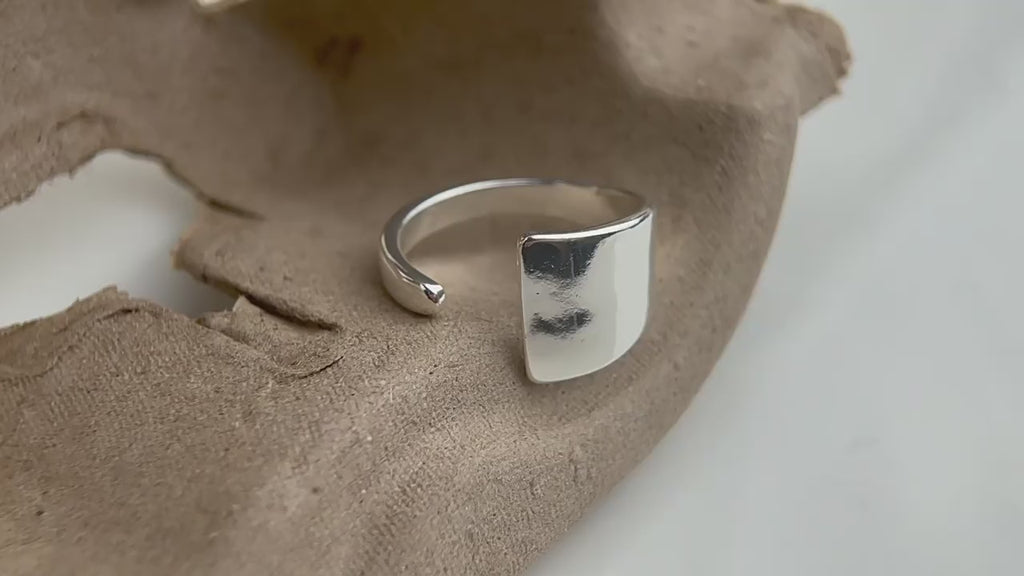 Asymmetrisk Justerbar Ring i Forgyldt Hvidguld