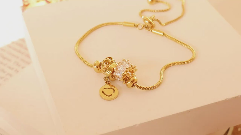 18K Forgyldt Titaniumstål Armbånd med Justerbar Lås og Zirkonia – Elegant og Moderne Design