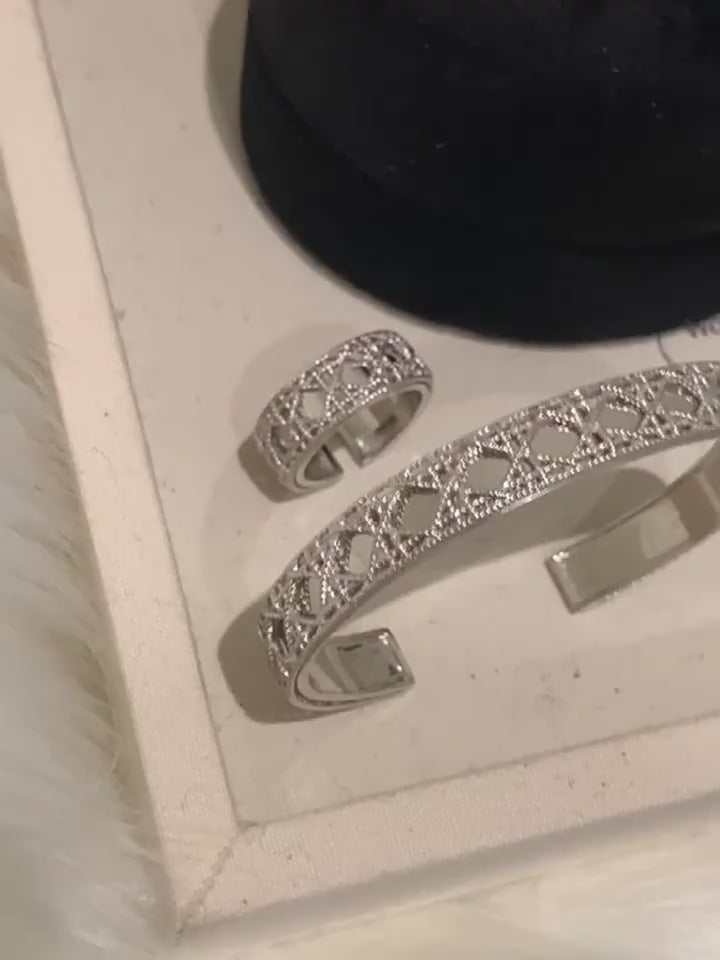 925 Sterling Sølv Åben Armbånd med Udskåret Mønster – Justerbart og Elegant Design