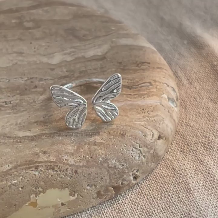 Justerbar Sommerfugl Ring i Forgyldt Hvidguld og Detaljeret Mønster – Elegant og Unik Design