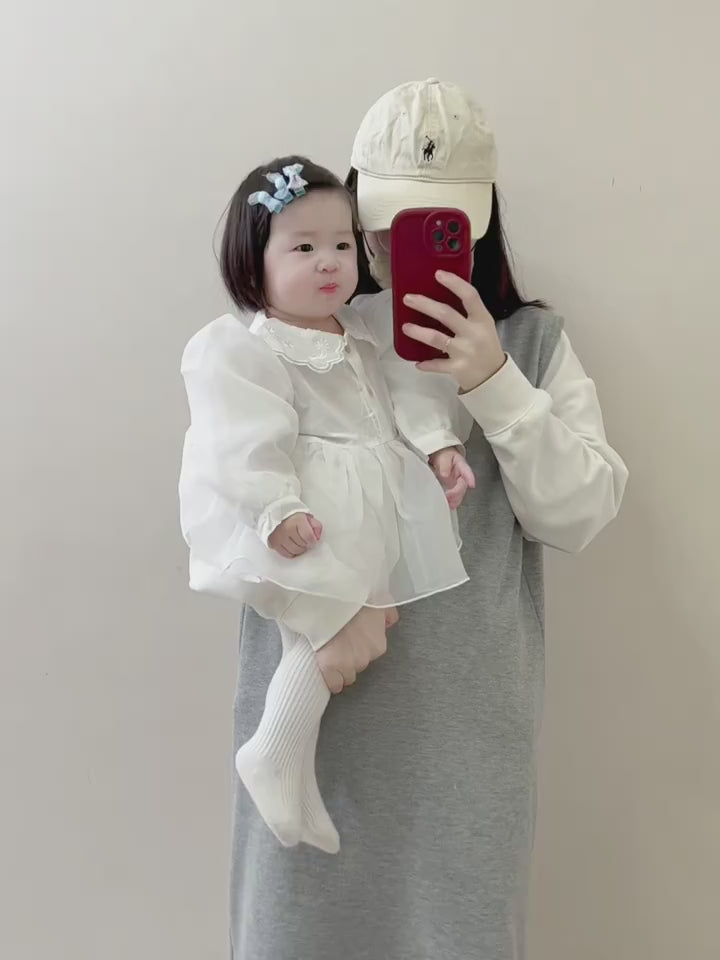 Elegant hvid baby body/kjole med puffede ærmer og broderet krave(0-18mdr.)