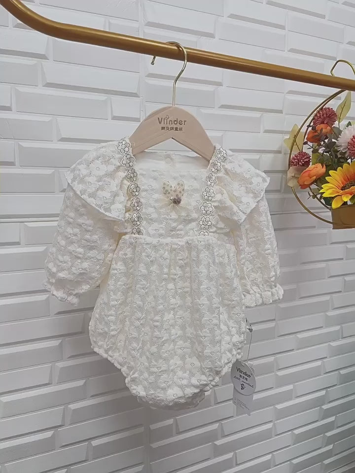 Smuk baby body med blonder og hatte(0-18 mdr.)