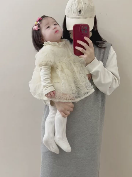 Elegant ivory blomsterkjole/body til baby med lange ærmer (0-18 mdr.)