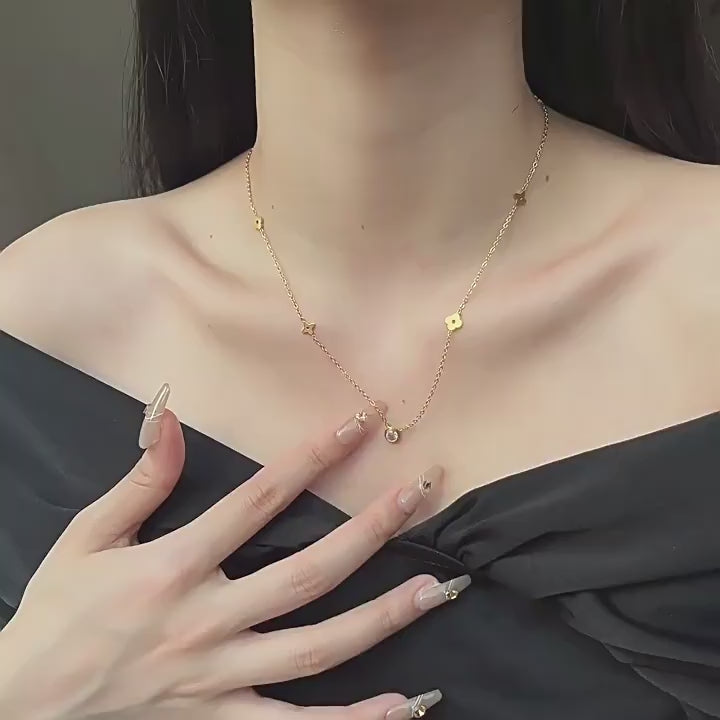 18K Guld Belagt Rustfrit Stål Halskæde med Krystal og Blomsterformede Detaljer – Elegant og Tidløst Design