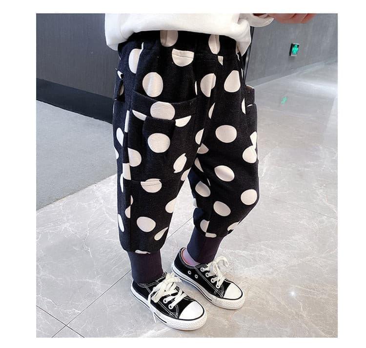 Ekstra varm sort fleece sweatpants med hvide prikker til børn - Lilla Villa